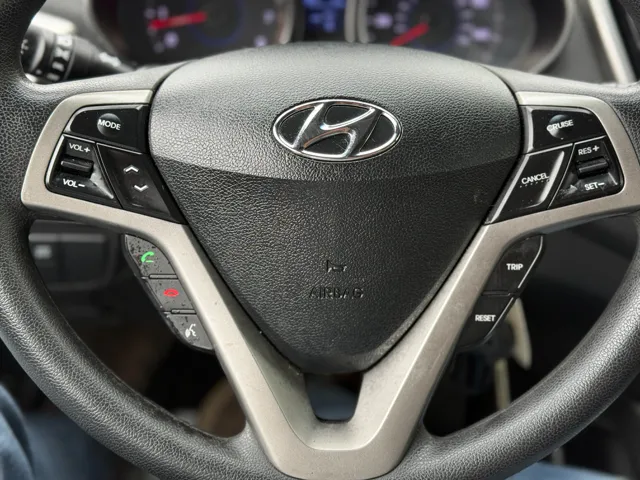 2015 Hyundai Veloster Base - Photo 22