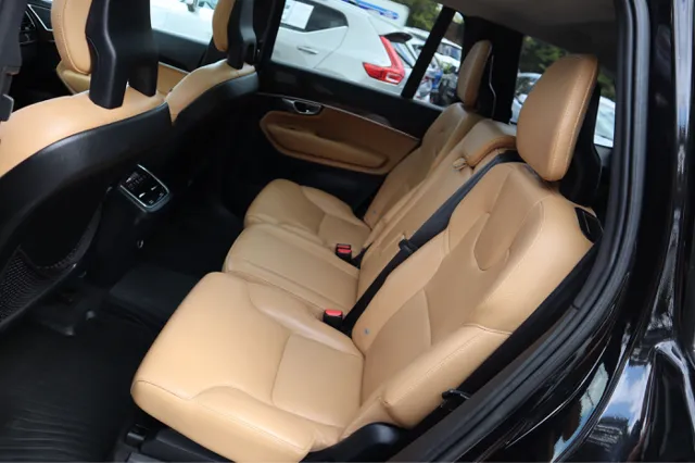 2016 Volvo XC90 T6 Momentum AWD photo 21
