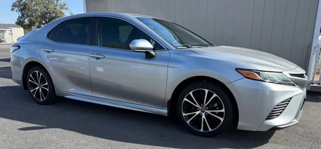 2019 Toyota Camry SE's photo