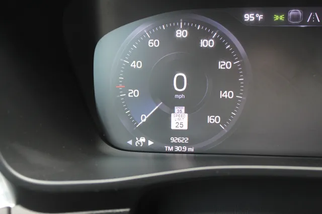 2022 Volvo XC40 T5 Momentum photo 14