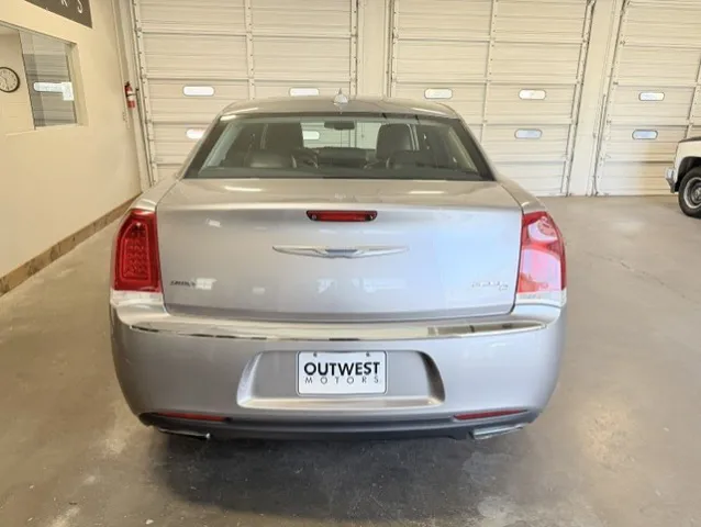 2016 Chrysler 300 C - Photo 8