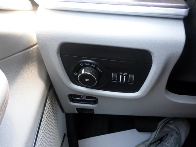 2023 Jeep Grand Cherokee Overland - Photo 27