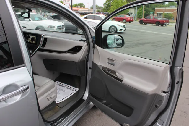 2015 Toyota Sienna XLE - Photo 13