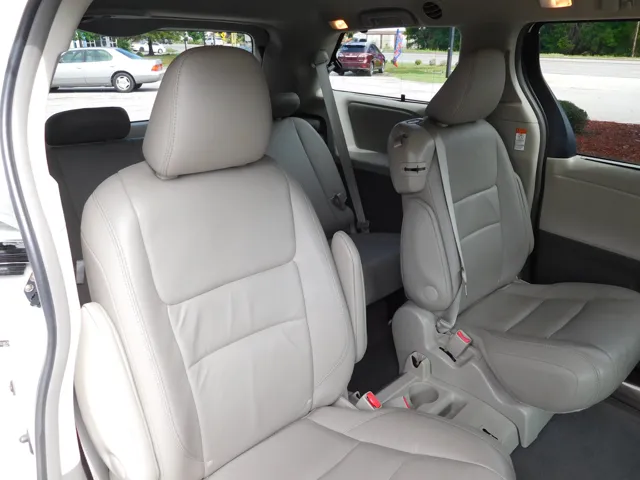 2015 Toyota Sienna XLE - Photo 11