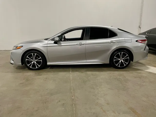 2019 Toyota Camry SE photo 2