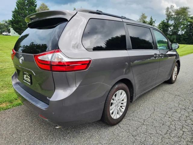 2015 Toyota Sienna XLE photo 6