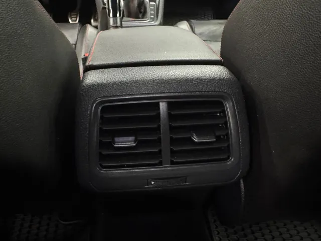 2015 Volkswagen Golf GTI SE photo 16