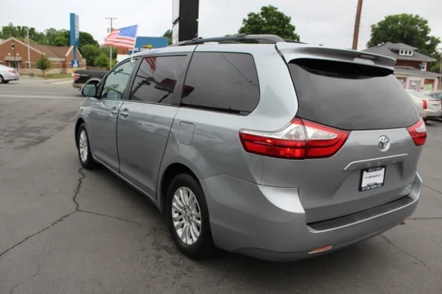 2015 Toyota Sienna XLE - Photo 7