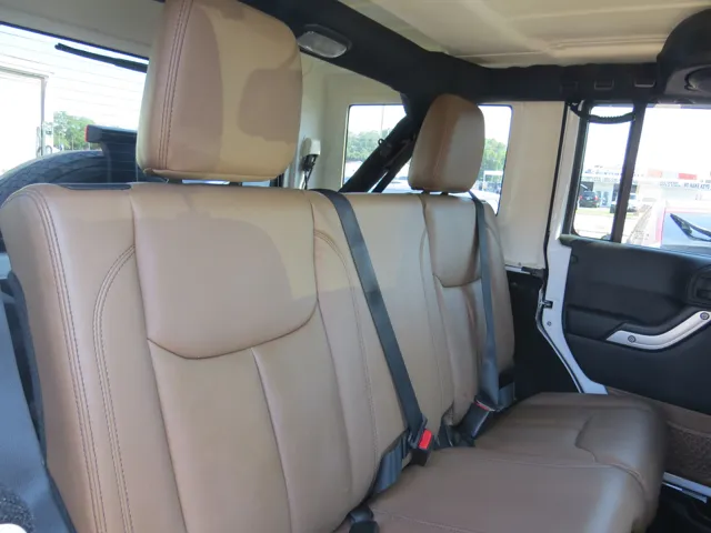 2014 Jeep Wrangler Unlimited Sahara photo 19