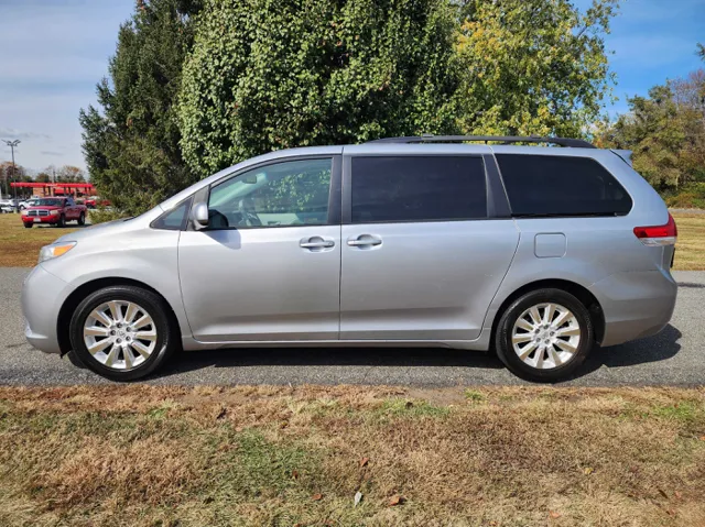 2014 Toyota Sienna Limited's photo