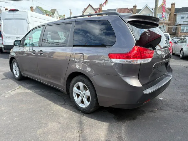 2011 Toyota Sienna LE - Photo 7