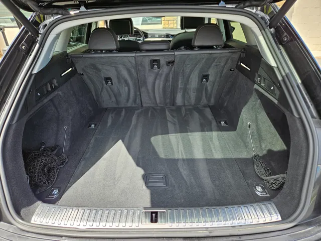 2019 Audi e-tron Premium Plus photo 9