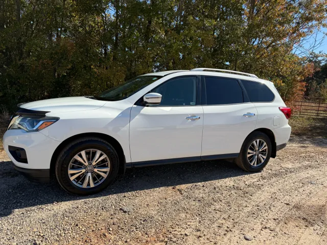 2018 Nissan Pathfinder SV's photo