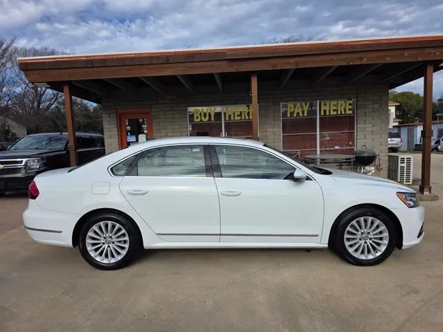 2017 Volkswagen Passat SE's photo