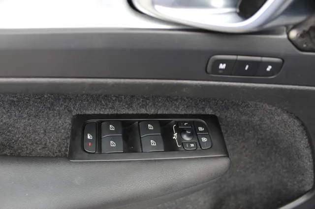 2022 Volvo XC40 T5 Momentum photo 12