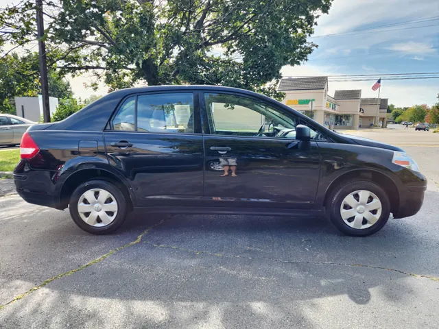 2011 Nissan Versa Base photo 3