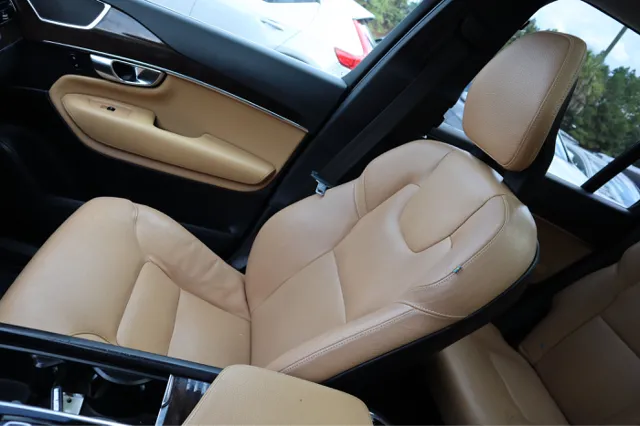 2016 Volvo XC90 T6 Momentum AWD photo 19