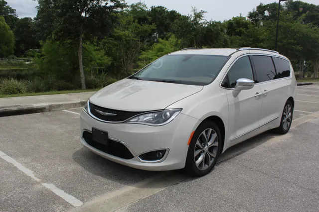 2017 Chrysler Pacifica Limited's photo