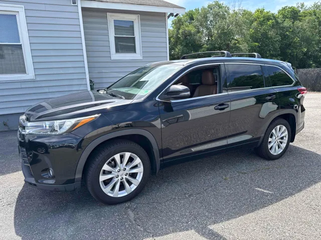 2017 Toyota Highlander Limited's photo