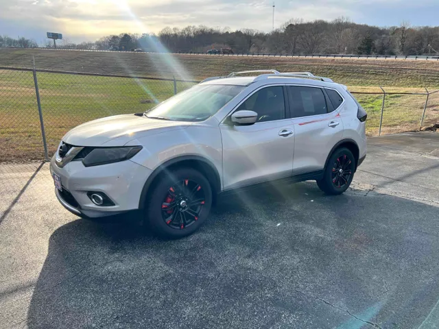 2016 Nissan Rogue SV's photo