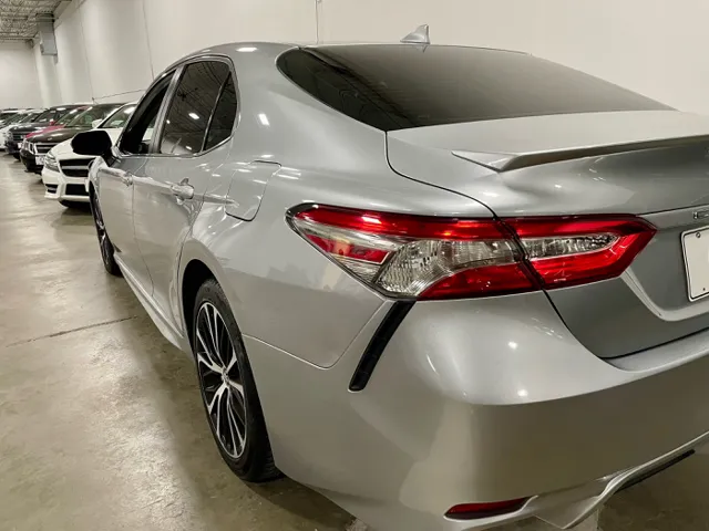 2019 Toyota Camry SE photo 4