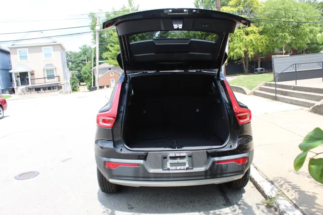 2022 Volvo XC40 T5 Momentum photo 6
