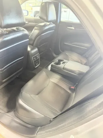 2016 Chrysler 300 C - Photo 17