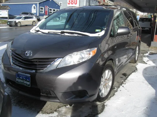 2017 Toyota Sienna LE's photo
