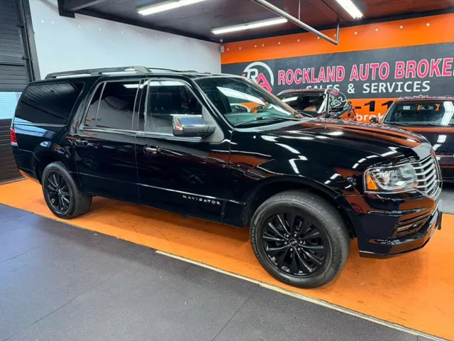 2017 Lincoln Navigator Select's photo