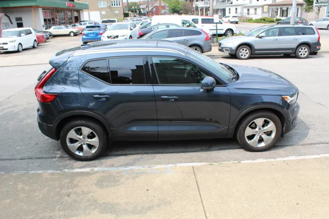 2021 Volvo XC40 Momentum photo 4