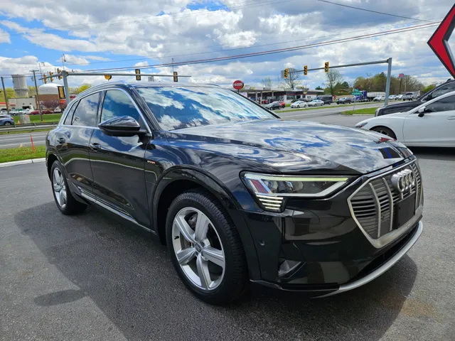 2019 Audi e-tron Premium Plus photo 2