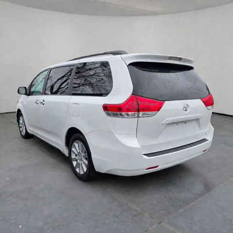 2013 Toyota Sienna LE - Photo 4