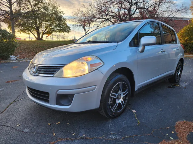 2009 Nissan Versa S photo 2