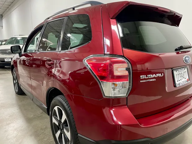 2017 Subaru Forester Premium photo 6