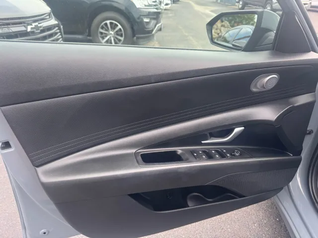 2022 Hyundai Elantra SEL photo 9