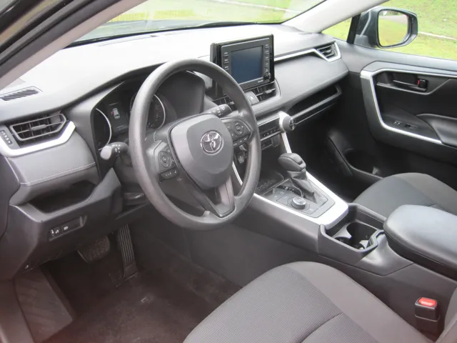2021 Toyota RAV4 LE - Photo 10
