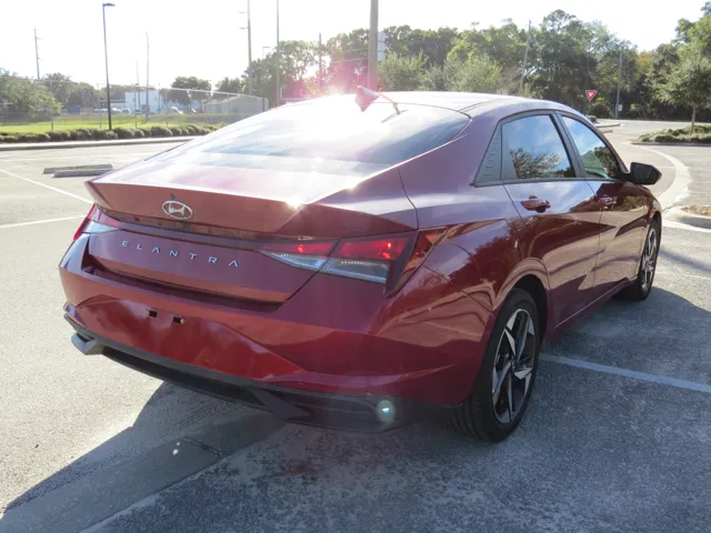 2023 Hyundai Elantra SEL photo 3