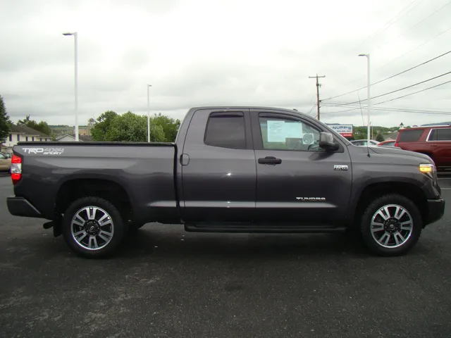 2018 Toyota Tundra SR5's photo