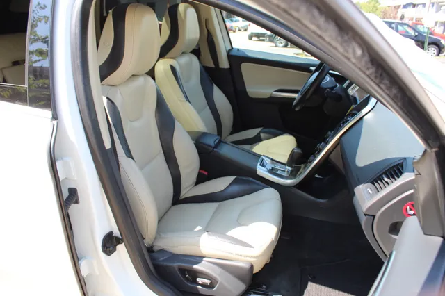 2012 Volvo XC60 T6 R-Design photo 22