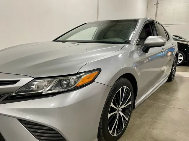 2019 Toyota Camry SE photo 3