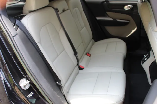 2022 Volvo XC40 T5 Momentum photo 24