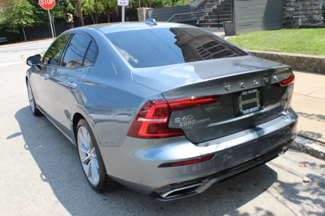 2021 Volvo S60 R-Design Momentum photo 4