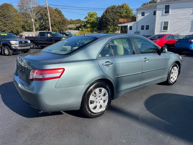 2010 Toyota Camry LE photo 4