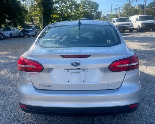 2017 Ford Focus SE photo 4