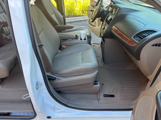 2016 Chrysler Town & Country Touring - Photo 17
