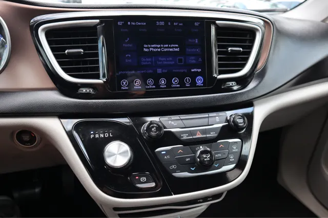 2017 Chrysler Pacifica Touring L photo 17