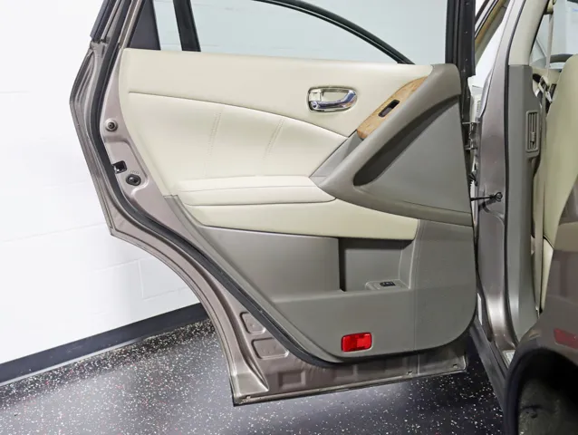 2011 Nissan Murano S photo 28