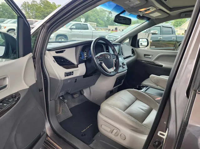 2015 Toyota Sienna XLE photo 9