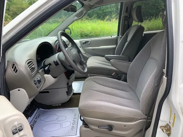 2006 Chrysler Town & Country LX photo 25