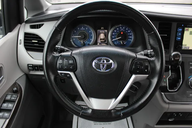 2015 Toyota Sienna XLE - Photo 17